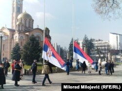 Jarboli sa zastavama Srbije i RS-a postavljeni u dvorištu Hrama Hrista Spasitelja, nekoliko desetaka metara od Palate RS-a, Banjaluka, 13. februara 2025.
