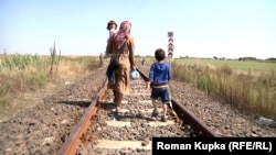 Мати з дітьми перетинають кордон між Сербією та Угорщиною у 2015 році