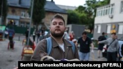 Кияни біля будинку, який зазнав пошкоджень під час російської повітряної атаки. 6 червня 2025 року