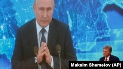 На уточнювальне запитання, чому Навального не врятували від отруєння, прессекретар президента Росії сказав: «Це не до мене»