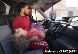 Дівчинку доправляють у шпиталь після масованого ракетного удару. Сирія, Ідліб, 30 травня 2019 року