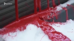 В Одессе активисты бросили краской в забор российского консульства (видео) В Одессе активисты бросили краской в забор российского консульства (видео)