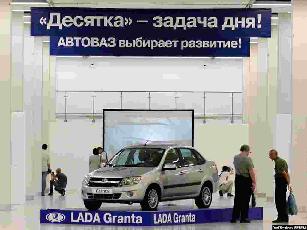 Оптимистичные транспаранты в советско-патриотическом стиле призывали к новым свершениям и восхваляли героическое прошлое.