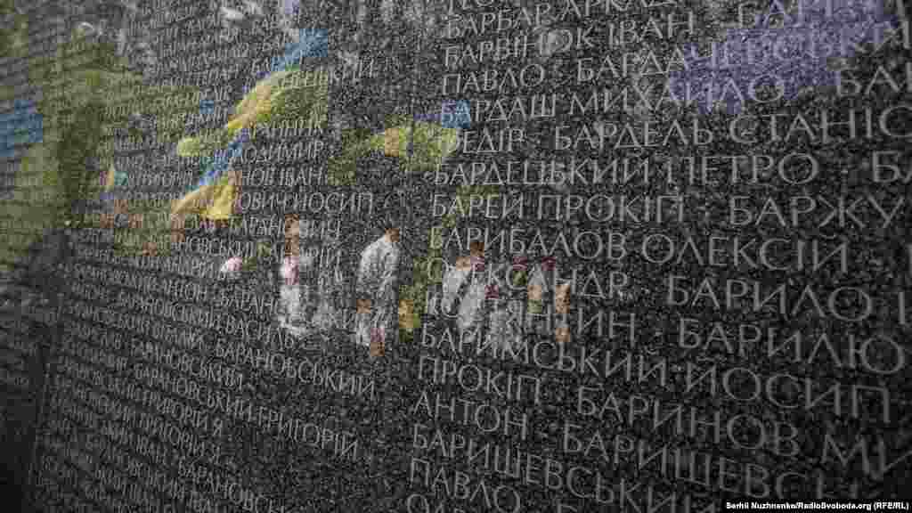 Упродовж 1937–1941 років вантажівки майже щоночі привозили тіла розстріляних у київських в’язницях НКВС для таємного поховання у Биківнянському лісі. У заздалегідь підготовлені ями скидали навалом тіла жертв, які присипались вапном та засипались ґрунтом. Останній спочинок тут знайшли, за різними оцінками, від 20 до понад 100 тисяч осіб, закатованих під час допитів або ж розстріляних переважно в позасудовому порядку органами НКВС у Києві