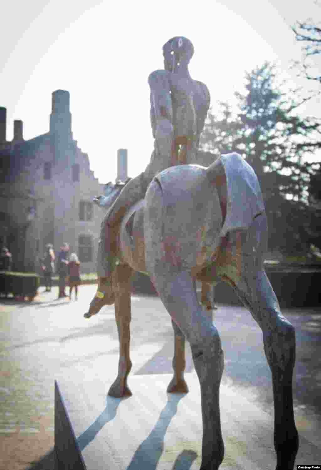 "И вышел другой конь, рыжий; и сидящему на нем дано взять мир с земли, и чтобы убивали друг друга; и дан ему большой меч..."