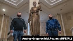 Слева-направо: Юрий Никишин и его представитель Ильнур Хамидуллин в Верховном суде РТ.