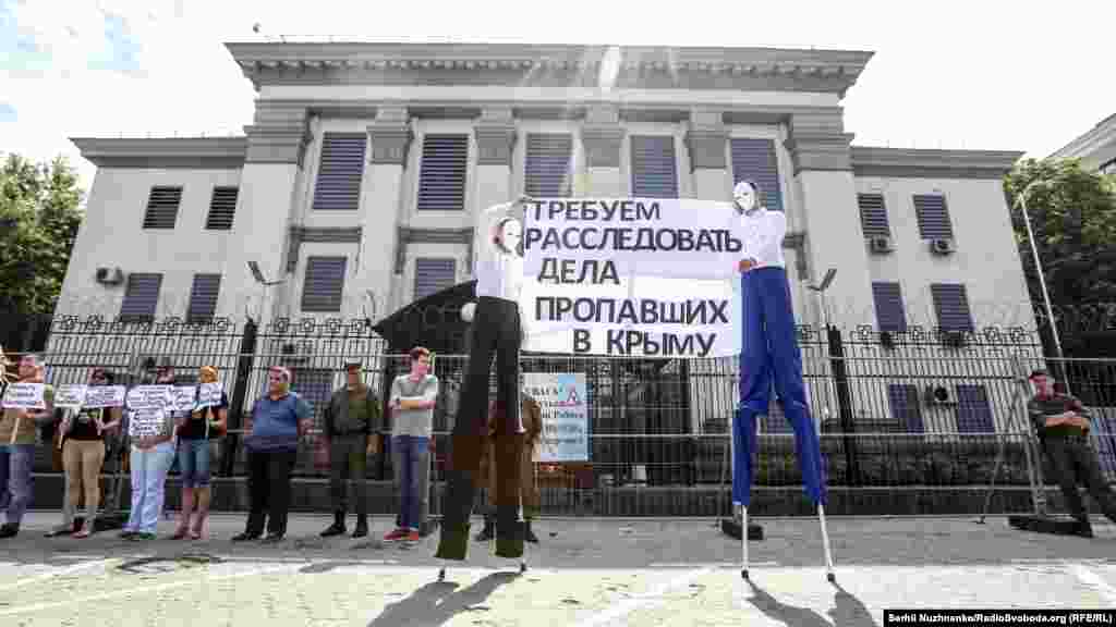 На акцію запросили «високих людей», які погодились «допомогти з доставкою» гасел безпосередньо до вікон працівників дипломатичної місії Росії