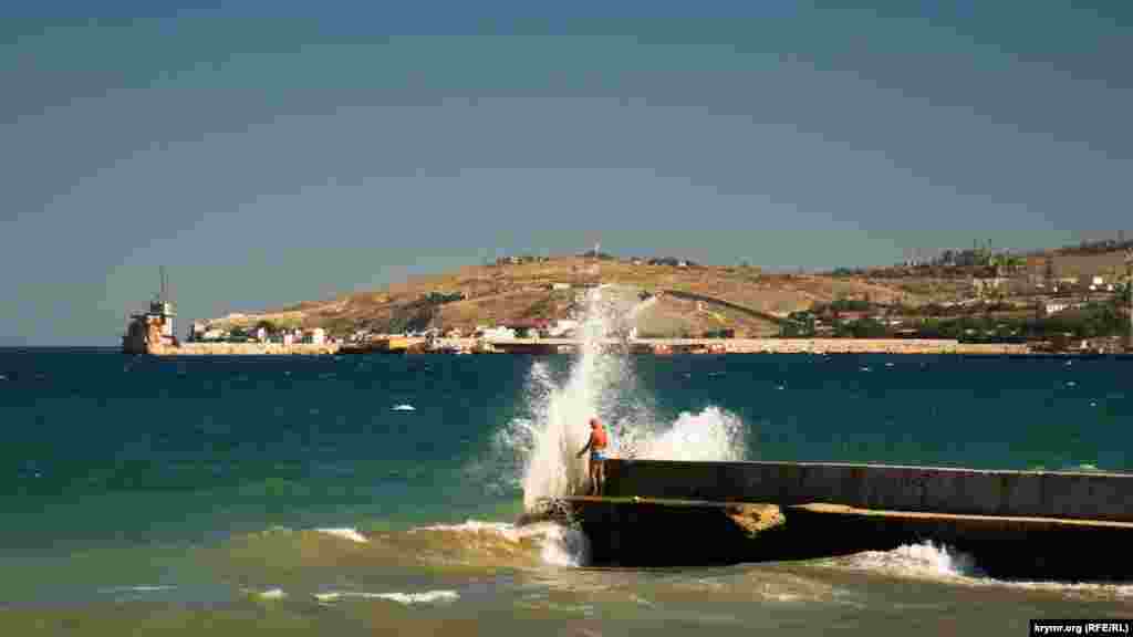 Сентябрь 2020 года. Любитель морского «душа» на буне в Феодосийском заливе, в который впадает главная городская артерия – река Байбуга