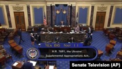 Зображення з відео телебачення щодо голосування у Сенаті США за надання Україні 40 мільярдів доларів військової та економічної підтримки. 86 голосів «за», 11 «проти»