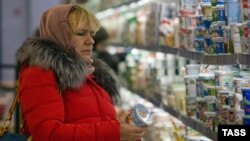Покупательница в отделе молочной продукции симферопольского супермаркета.