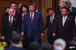 მეგობრების წრე: ვლადიმირ პუტინი, სი ძინპინი, კიმ ჩენ ინი (მარცხნიდან მარჯვნივ)