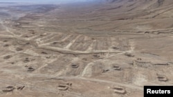 Місце масового поховання в пустелі поблизу міста Думайр на сході Сирії – знімок з дрона