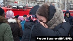 Люди біля згорілого ТРЦ у Кемерові, Росія, 27 березня 2018 року