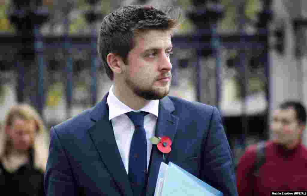 В Великобритании существует традиция ношения бутоньерок в виде красных маков на лацкане пиджака, в петлице или на другой верхней одежде. Это знак уважения к павшим в Первой мировой войне и других войнах XX века.