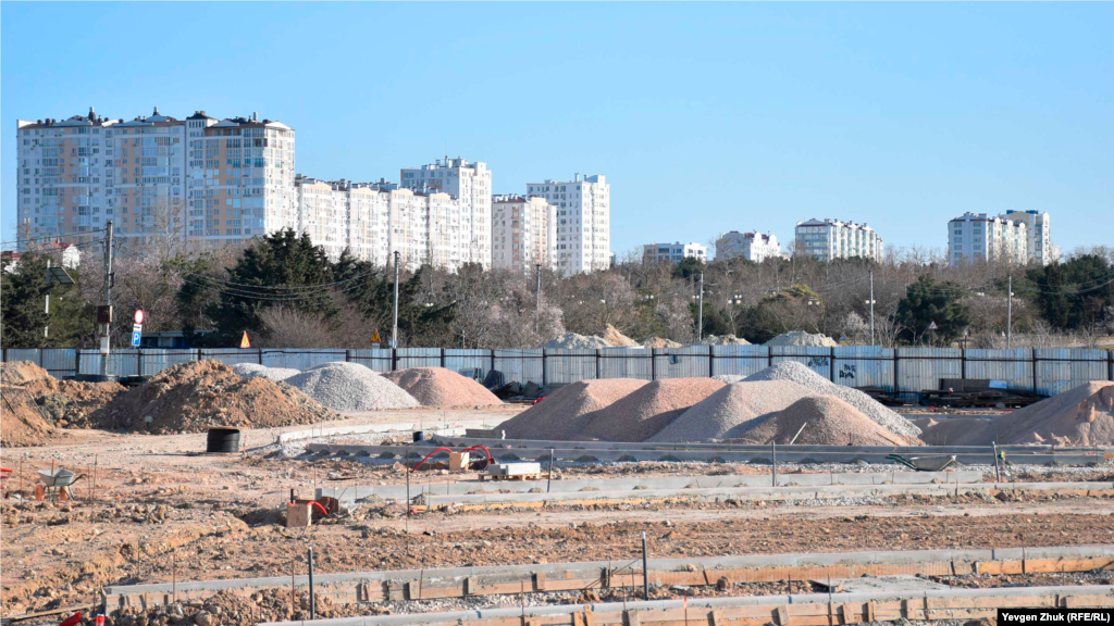 По плану в этом месте будет располагаться детская игровая зона, а также теневые перголы для отдыха 