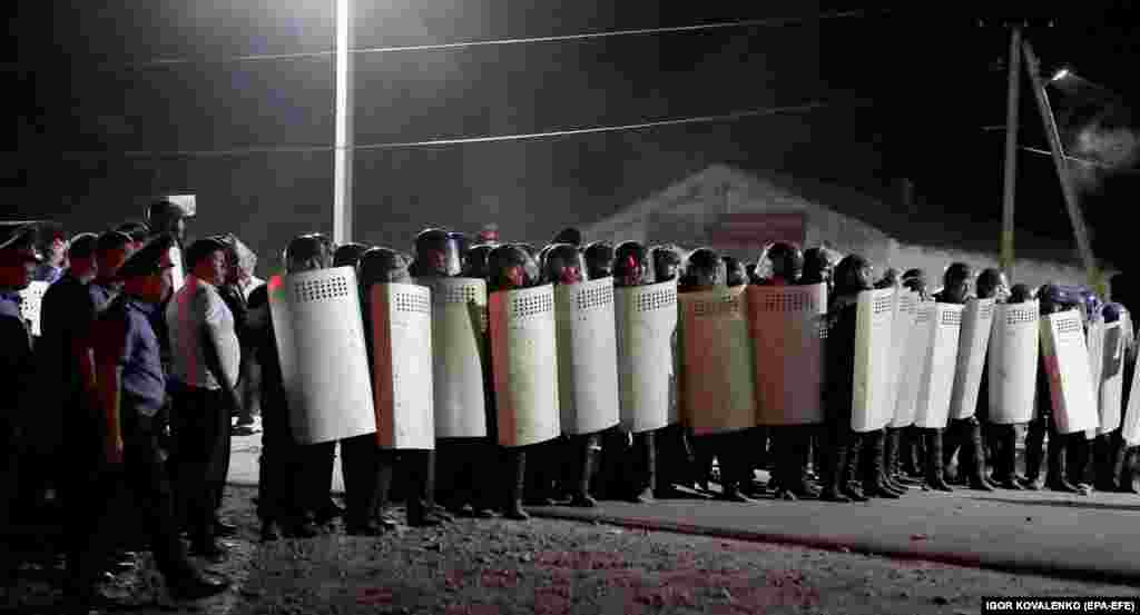 Поліція неподалік від резиденції. Пізніше вона відійшла від села