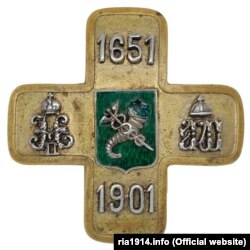 Полковий значок 4-го уланського Харківського полку. Датою формування полку вказана дата заснування українського козацького слобідського Харківського полку – 1651 рік