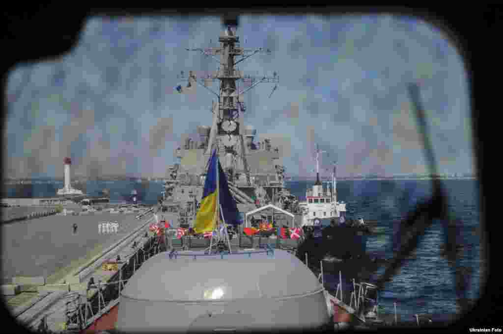 В Одесі старотовалі міжнародних військово-морських навчань «Сі Бриз-2015». Крім військовослужбовців з України та США в тренуваннях візьмуть участь представники Болгарії, Великобританії, Німеччини, Греції, Італії, Молдови, Румунії, Туреччини, Швеції. Передбачається задіяти більше 150 одиниць бойової техніки: кораблів, підводних човнів, вертольотів, літаків, бронемашин. Одеса, 1 вересня 2015 року