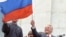 Борис Ельцин поднимает российский флаг № 1