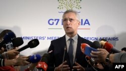 Генеральний секретар НАТО Єнс Столтенберґ дає пресконференцію під час зустрічі міністрів закордонних справ G7 на острові Капрі, Італія, 18 квітня 2024 року