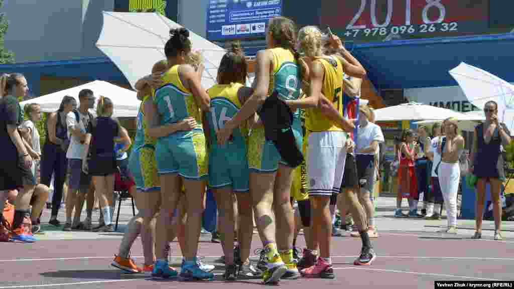 Команда «KRM» з Алушти святкує перемогу – перше місце серед дівчат