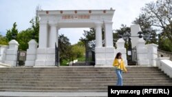 Ворота-пропилеи на входе на Малахов курган являются памятником архитектуры