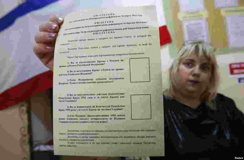 Член виборчої комісії продемонструвала бюлетень для майбутнього «референдуму» на виборчій дільниці в Сімферополі, 15 березня. Жителям Криму не надали шансу залишити все як є.