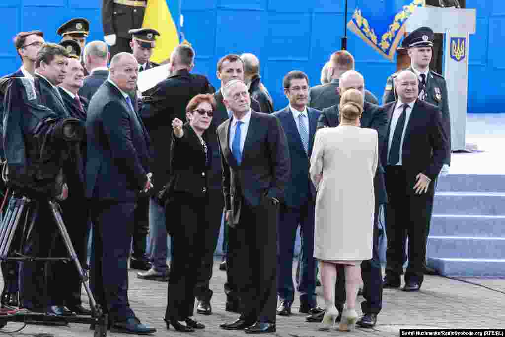 Посол США в Україні  Марі Йованович і міністр оборони США Джеймс Маттіс  перед початком військового параду до Дня Незалежності України