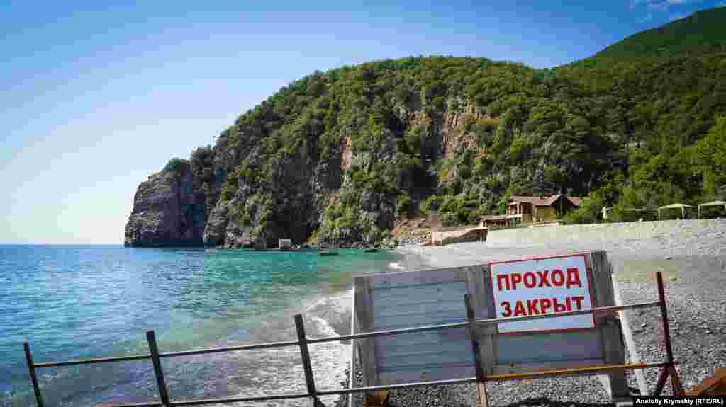 Аю-Даг. Этот «несостоявшийся» вулкан располагается на границе Большой Алушты и Большой Ялты. Геологи утверждают, что гора образовалась 150 миллионов лет назад. Ее название, по одной из версий, трансформировалось из древнегреческого слова «айя» – святая – в крымскотатарское «аюв» – медведь. Да и сама гора похожа на медведя-великана, который склонился к морю