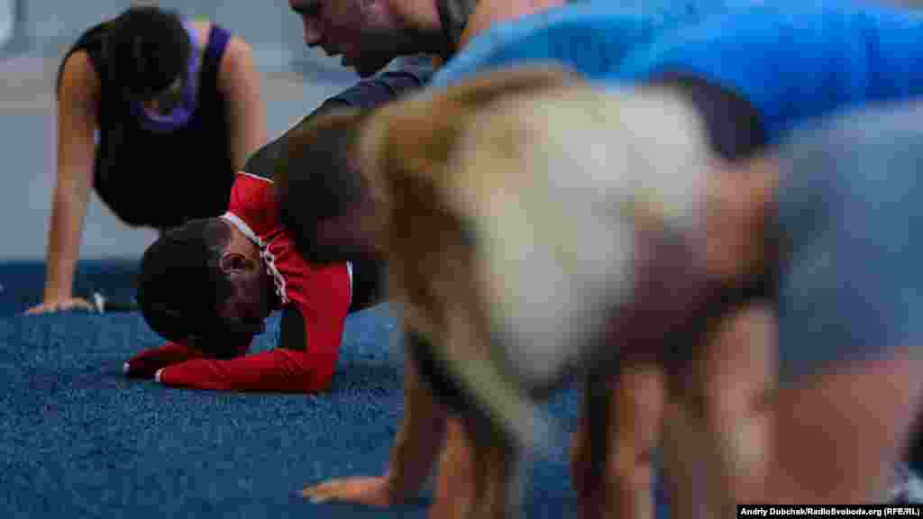 «Участь у подібних змаганнях для бійців, які внаслідок участі у бойових діях отримали серйозні проблеми зі здоров’ям, є частиною реабілітації та ще одним кроком до одужання і повернення у мирне життя. Щодо нинішнього «марш-кидка» на Олімпійському стадіоні у Києві, то нині до нас  уперше долучилася Ольга Бенда, яка отримала спортивний протез завдяки програмі співпраці ветеранських організацій України із Трастовим фондом НАТО», – каже Вадим Свириденко