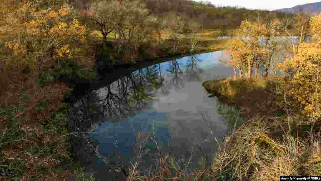 «Осенне-весенний» мотив на озере в предгорье Бойка