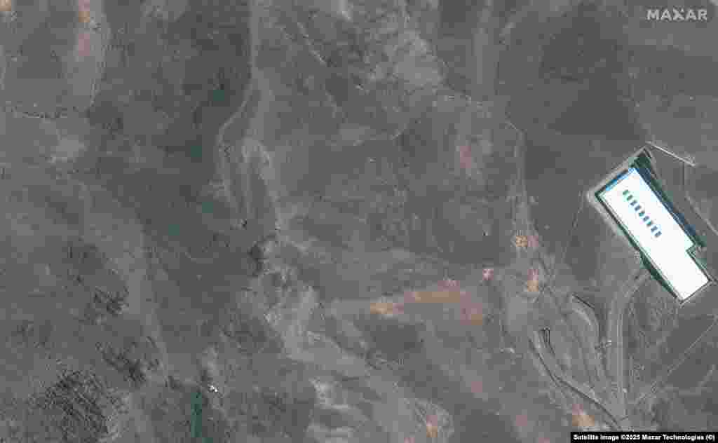 Krateri i pepeo mogu se vidjeti na grebenu u kompleksu Fordo na snimcima napravljenim nakon napada.