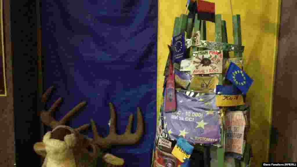 Из интерьера клуба "Бактерия": макет "йолки"