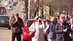 Як реагують люди біля станції метро «Чернігівська» на обмеження в умовах карантину (відео) Як реагують люди біля станції метро «Чернігівська» на обмеження в умовах карантину (відео)