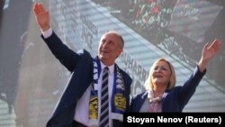 Мухаррем Індже та його дружина на мітингу