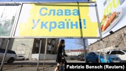 Билборд с надписью «Слава Украине!» на главном железнодорожном вокзале в Кракове, куда прибывают поездами украинцы, спасаясь от российского вторжения в Украину.