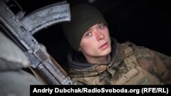 Матрос морської піхоти з позивним «Анархіст» у бліндажі на передових позиціях під Маріуполем