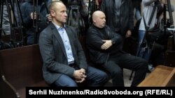 Олександр Турчинов (праворуч), колишній секретар РНБО на суді з обрання запобіжного заходу Сергію Пашинському, 7 жовтня 2019 року