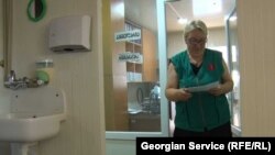 Нуну Човелідзе в медичній установі «Лікарня Курта» в поселенні Церовані. Серпень 2018 року