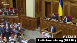 Прем'єр-міністр Арсеній Яценюк та голова Верховної Ради Володимир Гройсман, не криючись, говорять по телефону, дивлячись один на одного