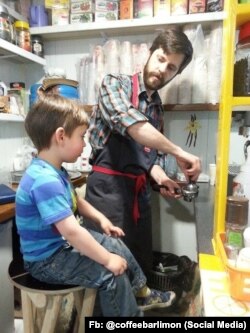 Михаил Гловинский с сыном Леонием варят кофе