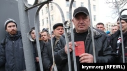 Біля одного з військкоматів в окупованому Криму на початку російської анексії