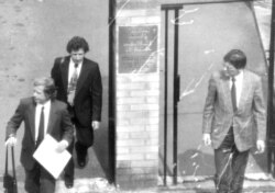 Дисидент Вацлав Гавел (ліворуч попереду) виходить з посольства Канади разом із братом Іваном, на братові – краватка з малюнком