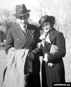Головний ідеолог українського інтегрального націоналізму Дмитро Донцов із поетесою та діячкою ОУН Оленою Телігою. Кінець 1930-х років