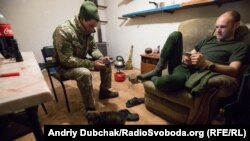 Морпіхи Володимир і Михайло «сидять у смартфонах»