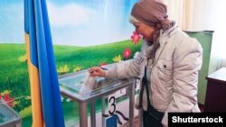 Голосування на виборах президента України на одній з виборчих дільниць в Одесі, 31 березня 2019 року