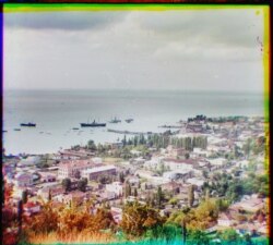 Вигляд на Сухумі з пароплавами, що стоять на якорі в його гавані