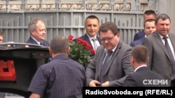 Ярослав Романюк (з трояндами), Богдан Львов (посередині) та Борис Гулько (крайній справа) приїхали на ювілей Валерія Гелетея