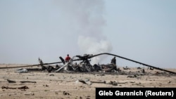 Залишки знищеного російського гелікоптера на аеродромі Гостомелі на Київщині, Україна, 5 травня 2022 року. Фото архівне