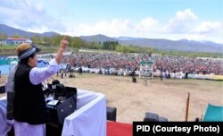 د ۲۰۱۹ز کال د اپرېل پر ۱۹مه په اورکزو کې یوې ولسي غونډه کې وزیراعظم عمران د وینا پر مهال.